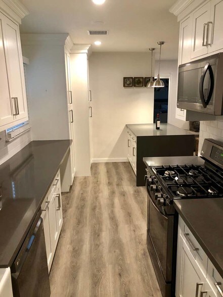 Kitchen - 4459 Centinela S Ave