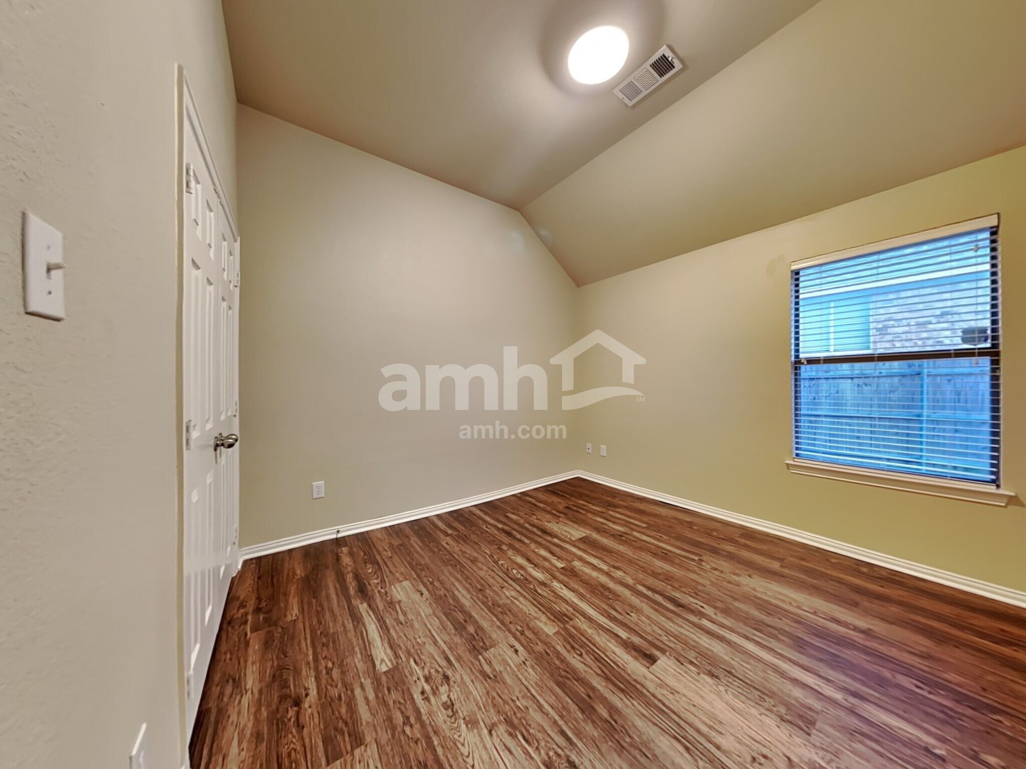 Building Photo - 1031 Hollow Creek Dr
