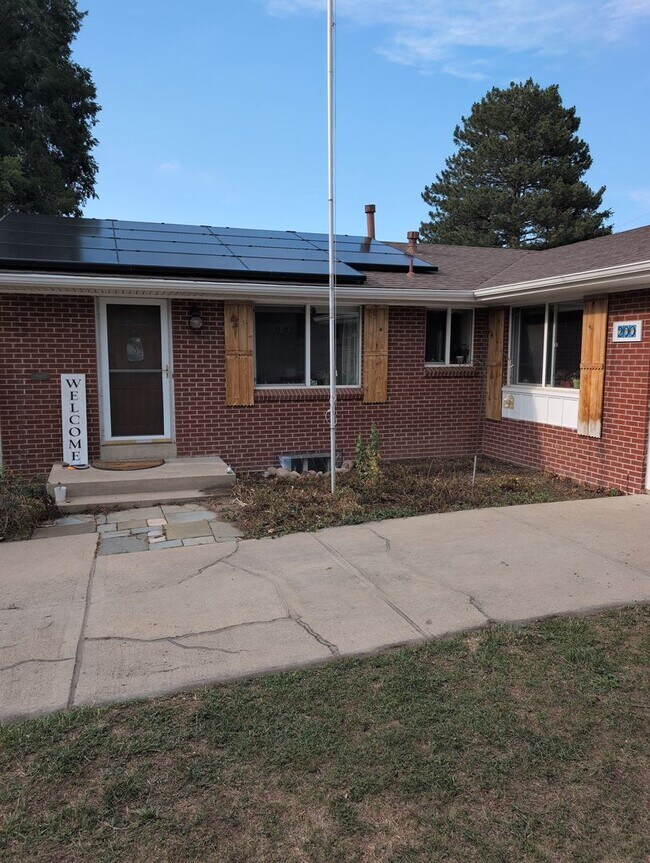 Building Photo - Freshly painted 4 bed 2.5 bath home for rent in Broomfield