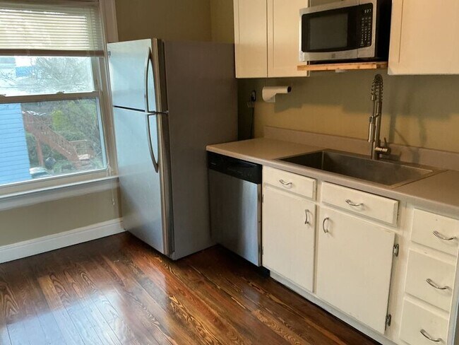 Building Photo - 2889 Markbreit Ave