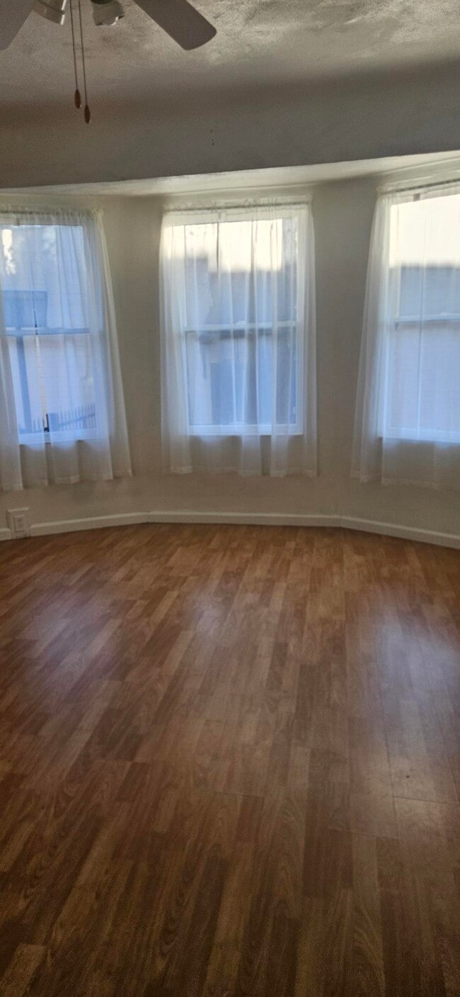 Building Photo - 609 E Main St