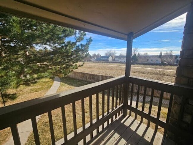 Building Photo - Bright Top-Floor Corner Condo on Powerline Trail – 1 Bed / 1 Bath