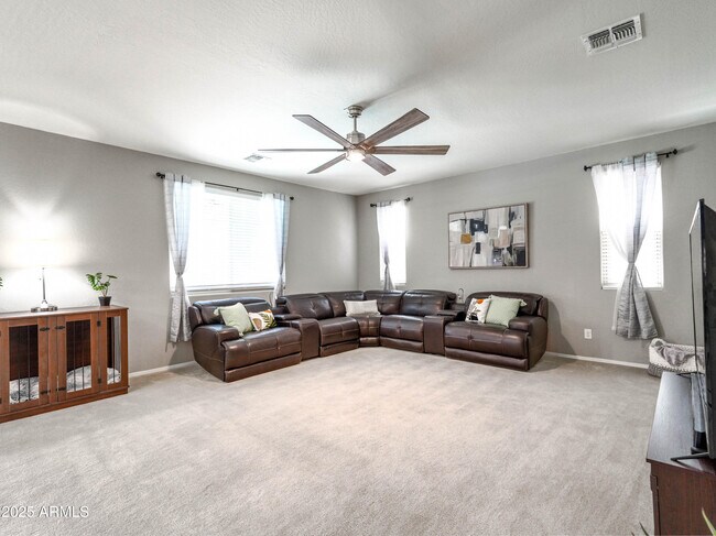 Building Photo - 761 W Desert Hollow Dr