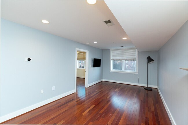 Building Photo - Chevy Chase Area One Bed, One Bath Condo R...