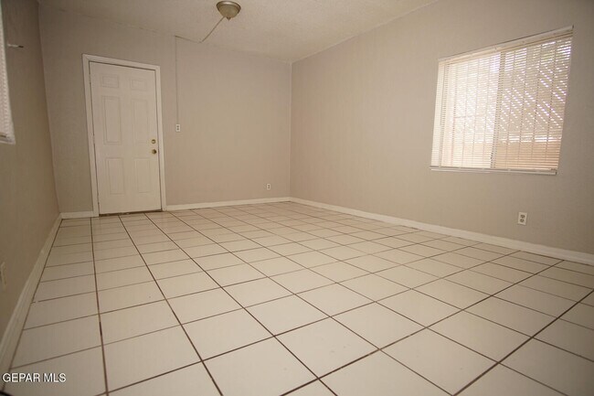 Building Photo - 422 Val Verde St