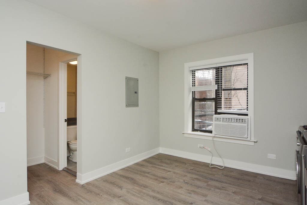 Building Photo - 533 W Belden Ave