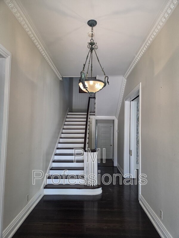 Building Photo - 401 E Main St