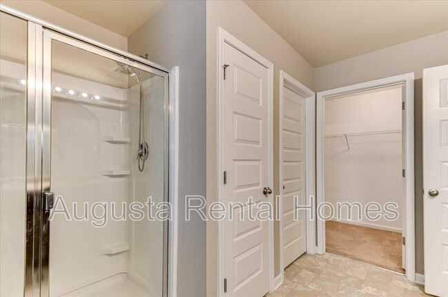 Building Photo - 5060 Vine Ln