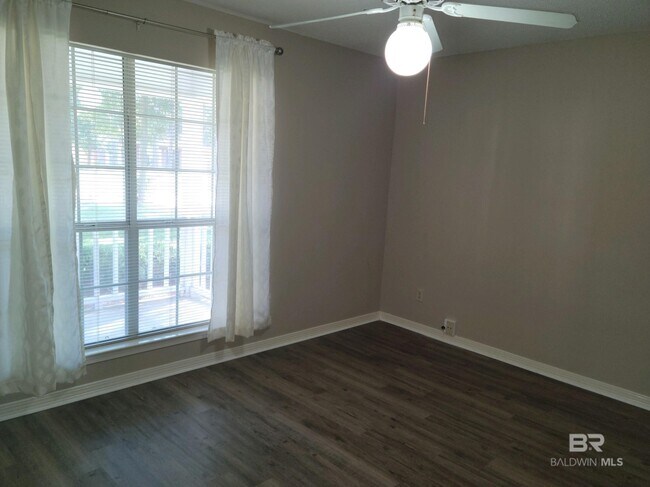 Building Photo - 459 Ridgewood Dr