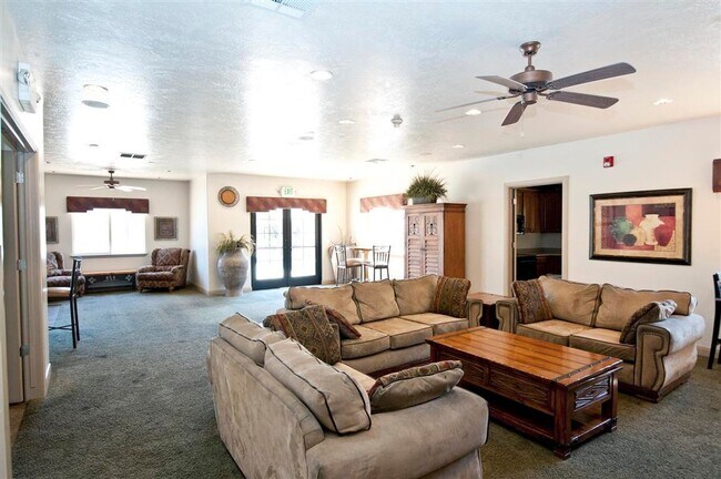 Building Photo - Cute Hidden Valley Townhome!