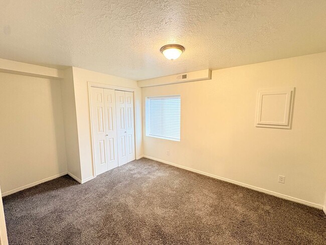 Building Photo - 334 W Mountain View Dr