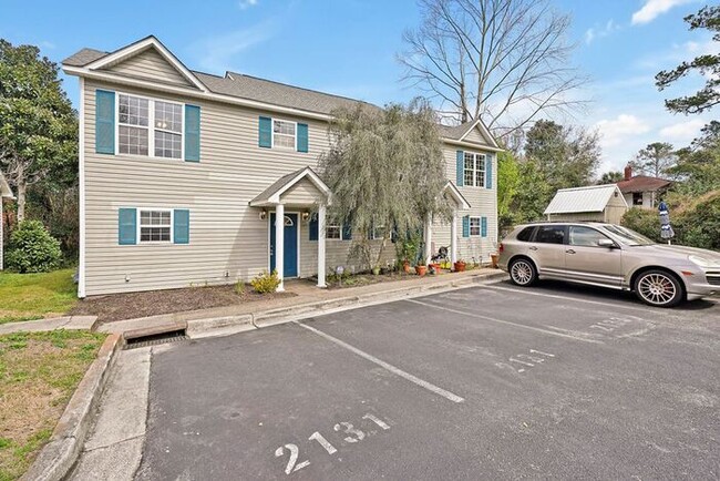 Building Photo - 3 BR/ End UNIT/ FIRE PLACE! Cozy townhouse...