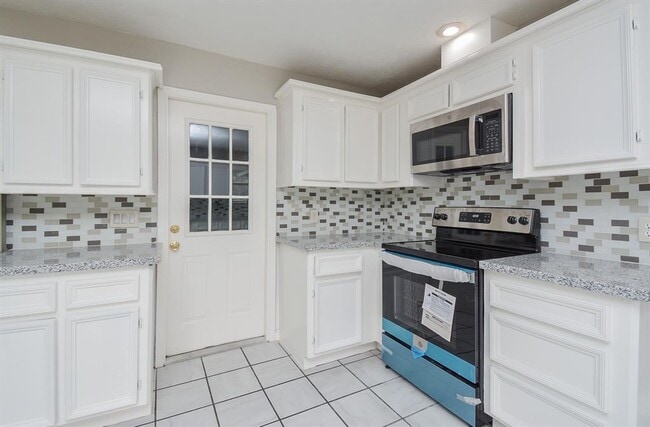 Building Photo - 9334 Golden Wood Ln