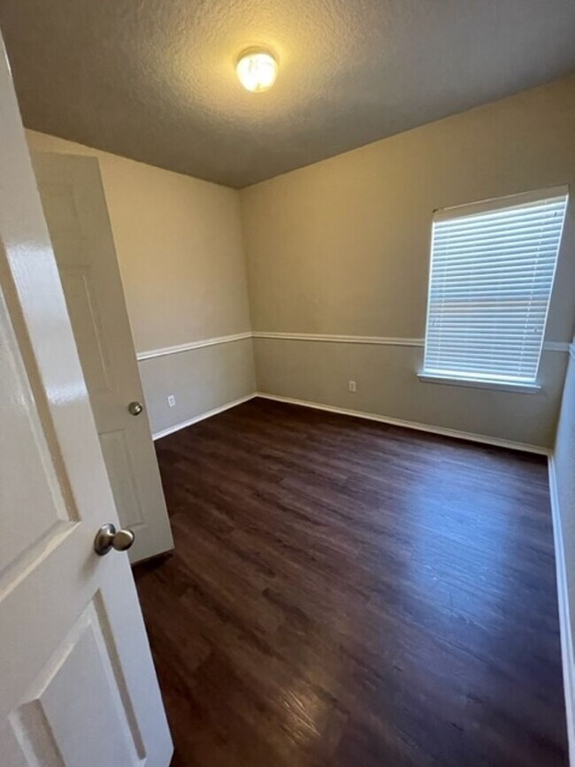 Building Photo - Nice, Roomy & Ready! 3 Bedroom 2 Bath in S...