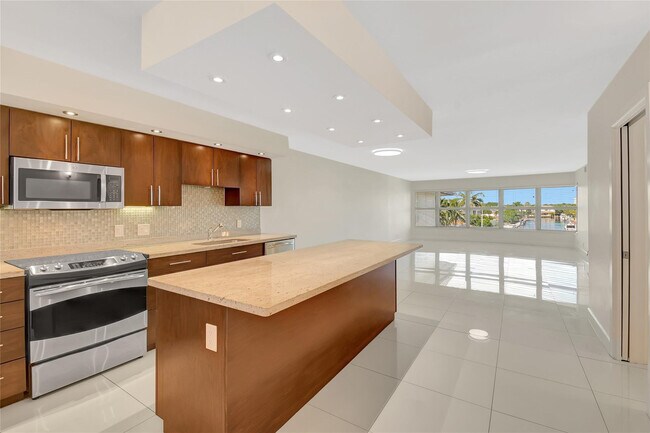 Building Photo - 3121 NE 51st St