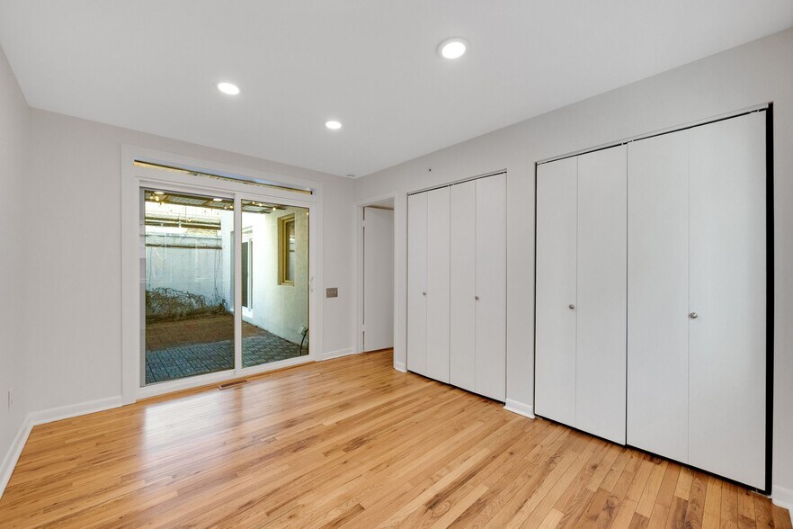 Building Photo - 220 S Sartain St