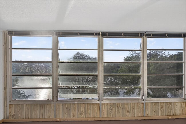 Building Photo - 1904 Bermuda Cir