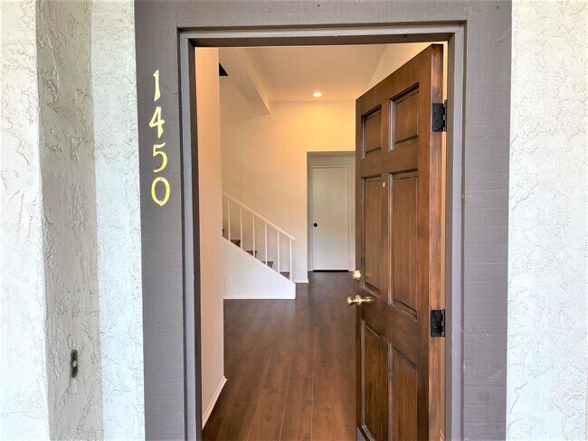 Building Photo - 1450 Palisades Dr