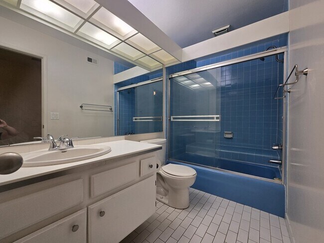 Building Photo - 1036 Vanderbilt Way
