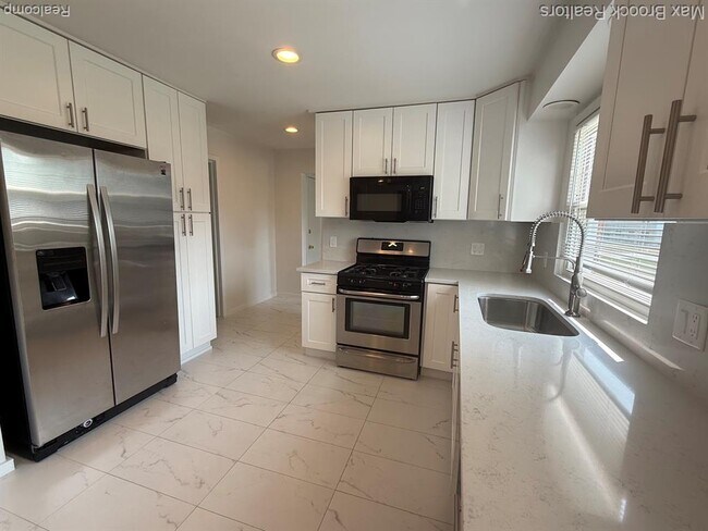 Building Photo - 4803 Thorntree Dr