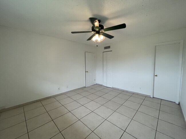 Building Photo - 8000 S Colony Cir
