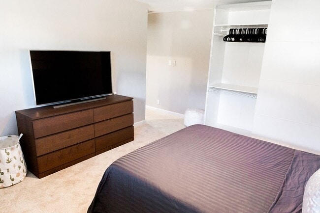Building Photo - Gorgeous Fully Furnished 3 Bd 2 Bath Vacat...