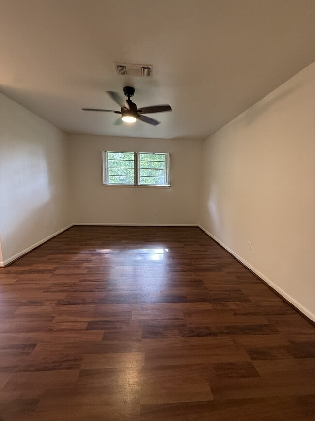 Building Photo - 880 Lockwood Dr
