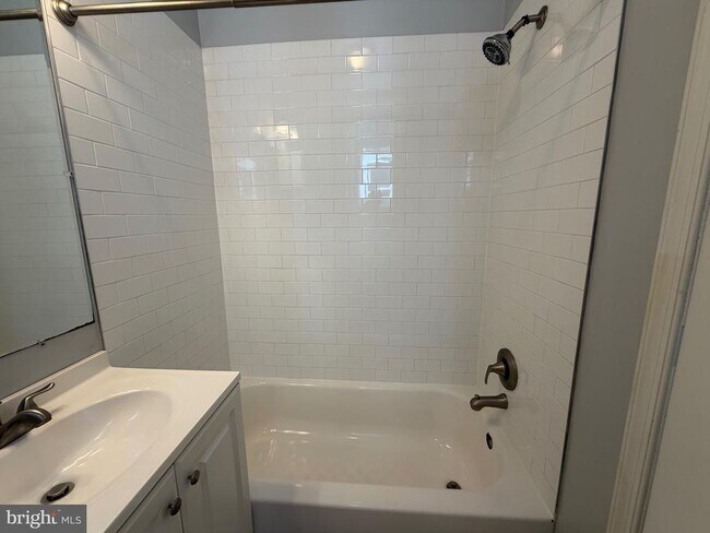 Building Photo - 922 S 49th St