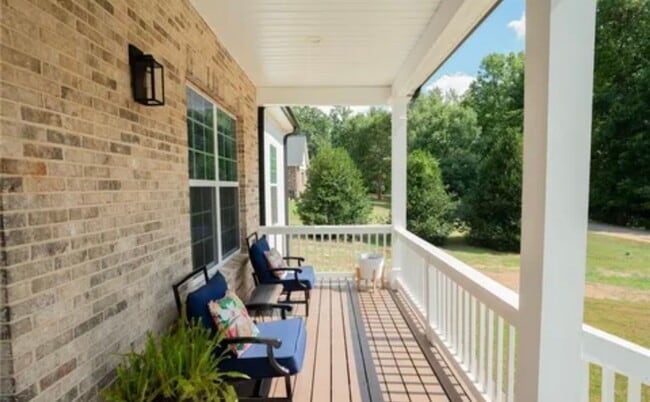 Building Photo - Very Spacious, Almost New 3/2.5 Available Now