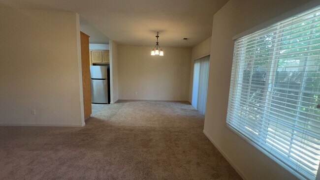 Building Photo - 689 Gateway Cir
