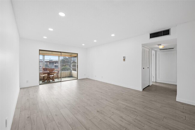 Building Photo - 5031 W Oakland Park Blvd