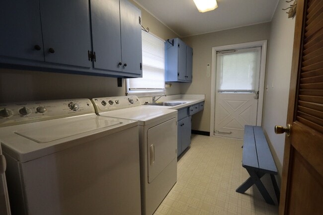 Building Photo - Three Bedroom Single Family Home in the Co...