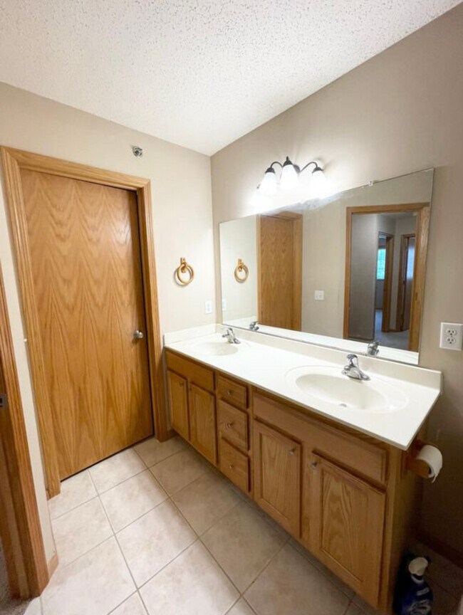 Full bath with bathtub - 10172 Stutz Ct NE