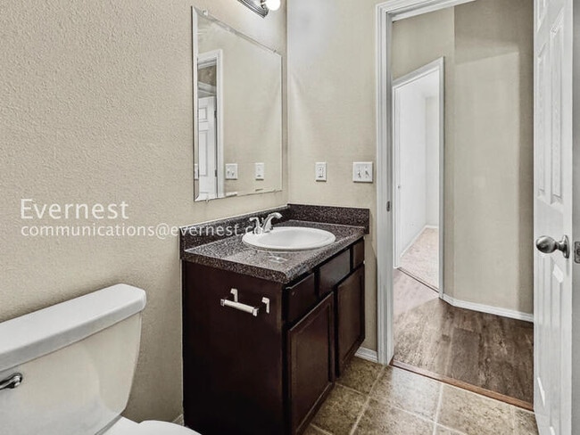 Building Photo - 3 Bed/2 Bath Home with Fenced Yard & Garage / Pet-Friendly / Available Soon!