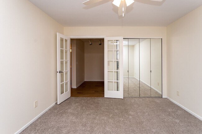 Building Photo - Spacious & Bright Broadmoor Townhome with Covered Deck!