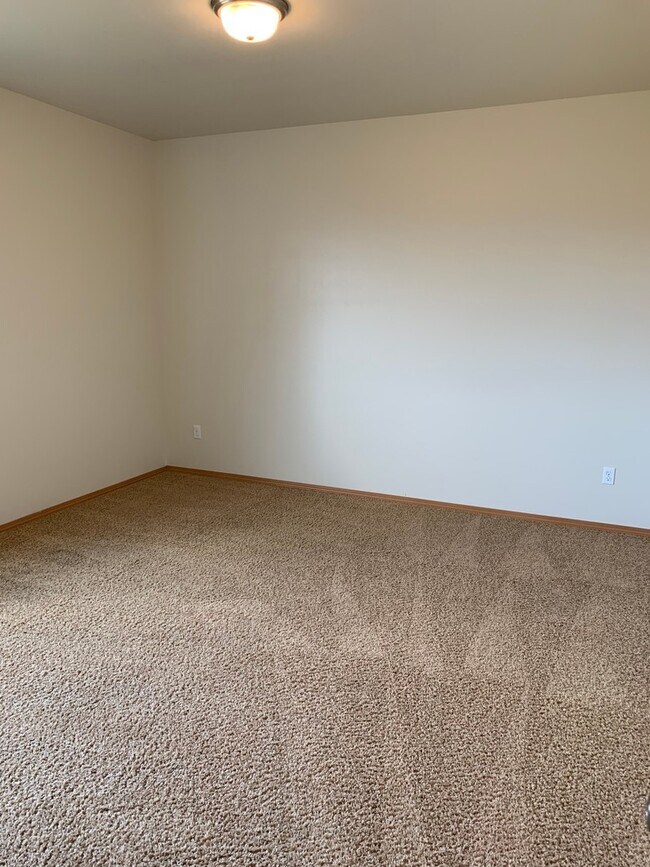 Building Photo - Large Home for Rent in Currier Creek