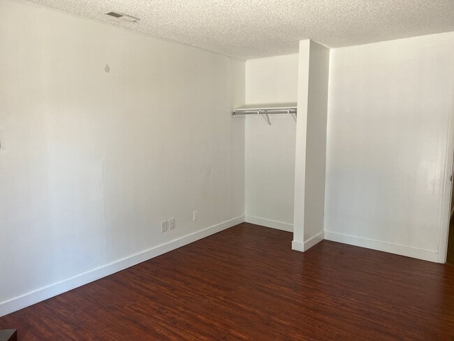 Building Photo - Amazing Room Downtown Renovated/Fireplace/Balcony/View