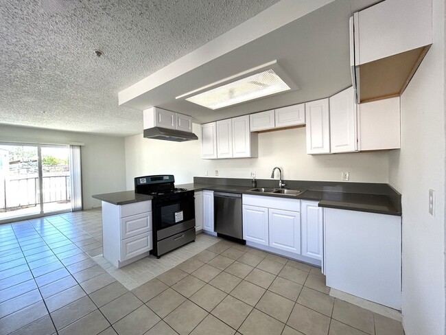 Building Photo - AVAILABLE NOW!! 2 Bedroom 2 Bath Apartment...