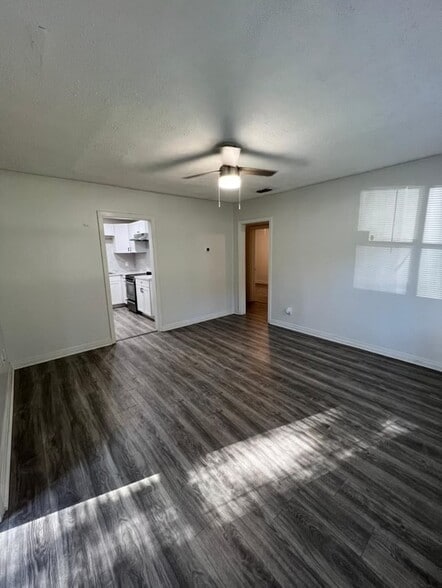 Building Photo - 3024 W 1st St