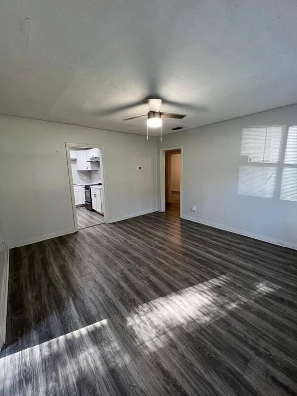 Building Photo - 3024 W 1st St