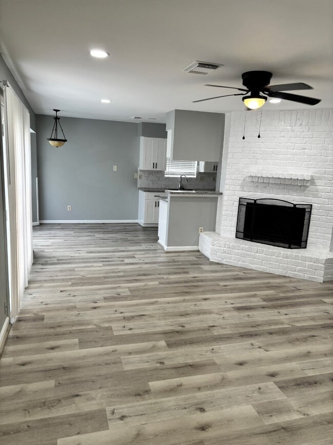 Building Photo - 815 Pebbleshire Dr