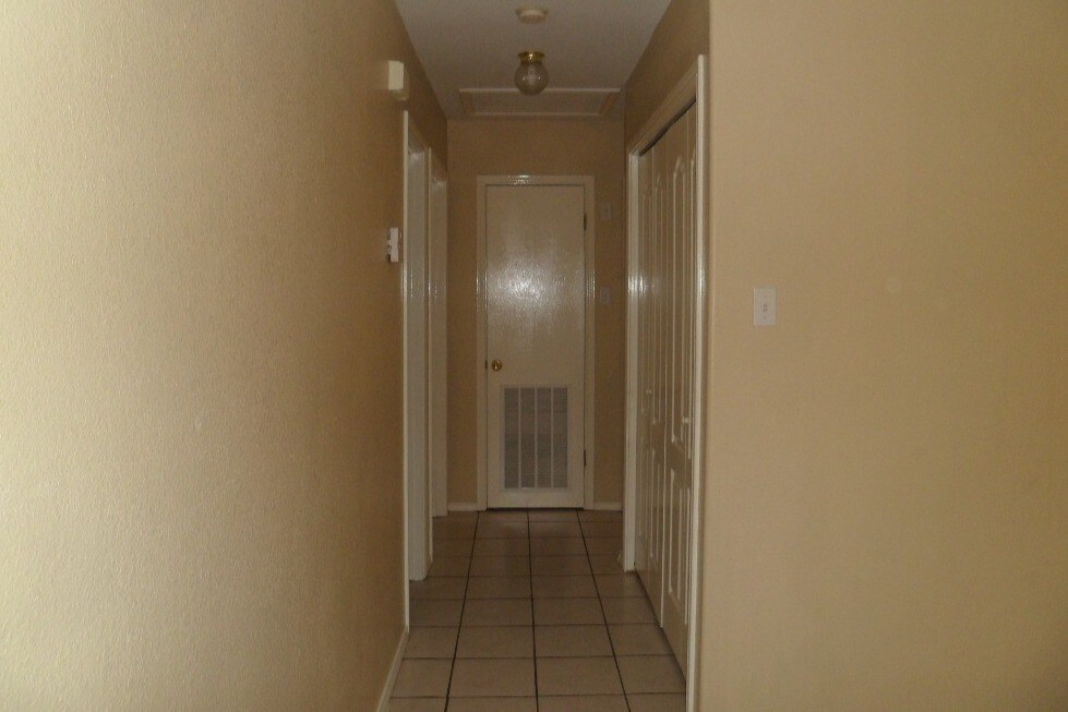 Building Photo - 1014 Stonehaven Blvd