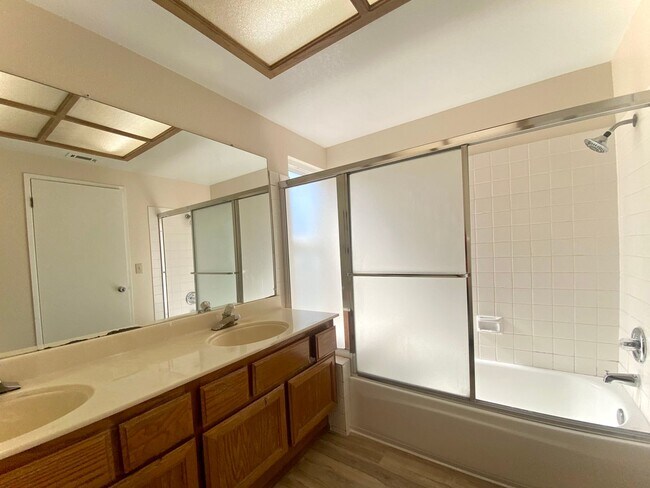 Building Photo - Spacious 4-bedroom home with Bonus Loft located in Union City! – Beautiful Backyard!