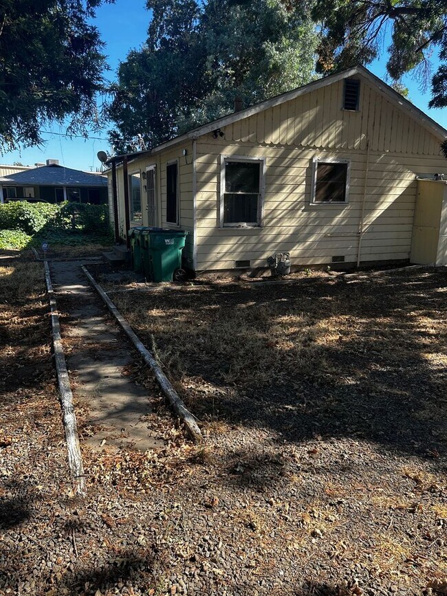 Building Photo - Charming 2/1 with bonus room on HWY 32