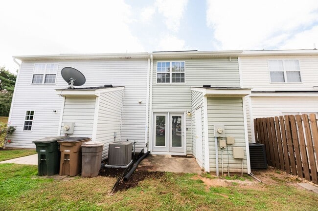Building Photo - Amazing updated 2 bedroom 2.5 bathroom townhouse in NW Greensboro Keswick Place. Lawn care included.
