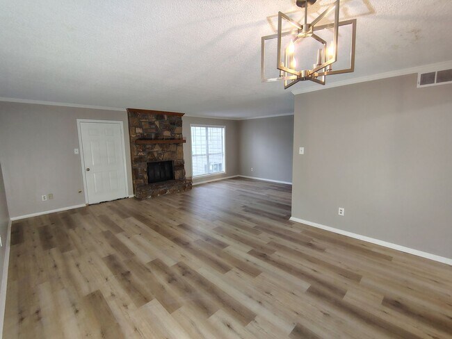Building Photo - Spacious 2 bedroom 2.5 bath townhome for lease