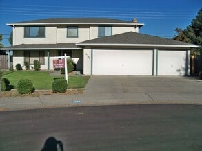 Building Photo - 2124 Sunny Oak Ct