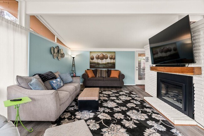 Building Photo - Furnished 3 Bedroom Lakewood Home with Lake View