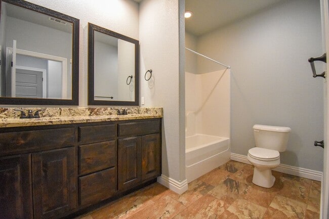 Building Photo - Stunning 4 bedroom, 2.5 bathroom home in Fayetteville!