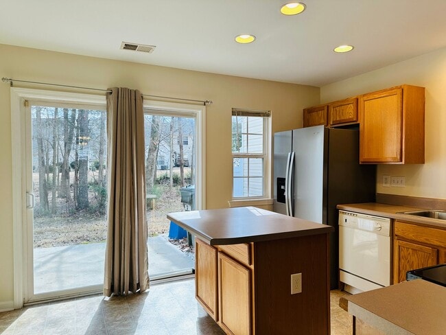 Building Photo - Three Bedroom Townhome Close to Everything